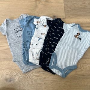 Newborn boy short sleeved bodysuits